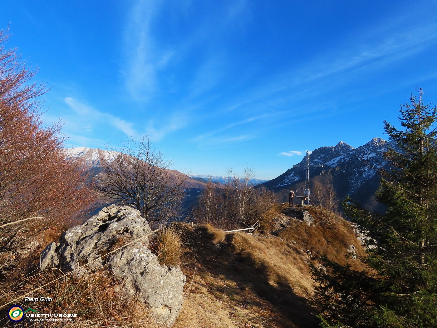 27 Piccolo pianoro panoramico alla Croce del Monte Castello.JPG